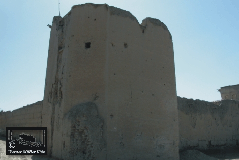 Der eingest&uuml;rzte Wohnturm.