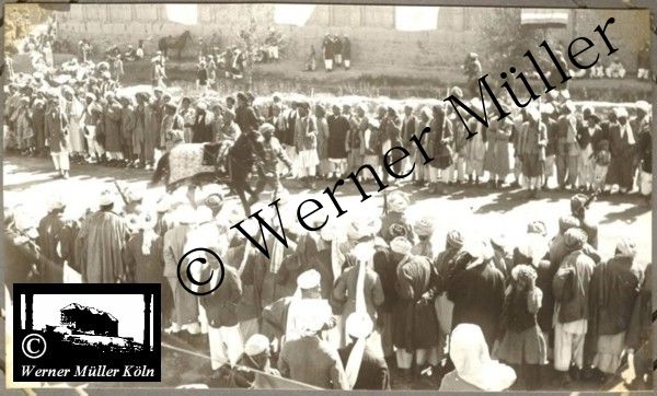 It-i-curban, Foto Wilhelm Rieck , Afghanistan, Darulaman, Darul-Aman, Berlin, 1922, Amanullah, Rieck, Kabul, Tape-Taj-Beg, Maass, Harten, Standke, Plessen, Kandahar, Horten, harten, Bau, Palast, Bazar, Timur Schah, Partschin, Parschin, Teheran, Persien, Iran, aden, Vesuv, Neapel, Bombay, Maass, Bagman, Grobba, Gerber, Burg, wandgem&auml;lde, K&ouml;nigszimmer, Elefantenrennen, B&uuml;nte, Fensterblick, Winter, Reiterverein, Grantham, Suraija, Turmzimmer, Suez, Lyzeum, Schl&uuml;terstr, Berlin, Sancoussi, Potsdam, Schlossd&auml;cher, Schlossdach, Schachpartner, Kupfterd&auml;cher, Kupfterdach, K&ouml;niglich Afghanischen Gesandtschaft, Berlin-Moabit, Alim Khan, Emir von Buchara, Lalander, Thaj Mahal, Agra, Parron, Baron Plessen, Mehl-Bazar, Mehlh&auml;ndler, Obsth&auml;ndler, Zuckerb&auml;cker, Silberschmiede, Habibullah, Bank Ottoman, Pulverfabrik, Uran-Wiederaufbereitungsanlagen, F13, Gallipoli, 