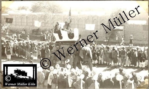 Obermullah, It-i-curban, Foto Wilhelm Rieck , Afghanistan, Darulaman, Darul-Aman, Berlin, 1922, Amanullah, Rieck, Kabul, Tape-Taj-Beg, Maass, Harten, Standke, Plessen, Kandahar, Horten, harten, Bau, Palast, Bazar, Timur Schah, Partschin, Parschin, Teheran, Persien, Iran, aden, Vesuv, Neapel, Bombay, Maass, Bagman, Grobba, Gerber, Burg, wandgem&auml;lde, K&ouml;nigszimmer, Elefantenrennen, B&uuml;nte, Fensterblick, Winter, Reiterverein, Grantham, Suraija, Turmzimmer, Suez, Lyzeum, Schl&uuml;terstr, Berlin, Sancoussi, Potsdam, Schlossd&auml;cher, Schlossdach, Schachpartner, Kupfterd&auml;cher, Kupfterdach, K&ouml;niglich Afghanischen Gesandtschaft, Berlin-Moabit, Alim Khan, Emir von Buchara, Lalander, Thaj Mahal, Agra, Parron, Baron Plessen, Mehl-Bazar, Mehlh&auml;ndler, Obsth&auml;ndler, Zuckerb&auml;cker, Silberschmiede, Habibullah, Bank Ottoman, Pulverfabrik, Uran-Wiederaufbereitungsanlagen, F13, Gallipoli, 